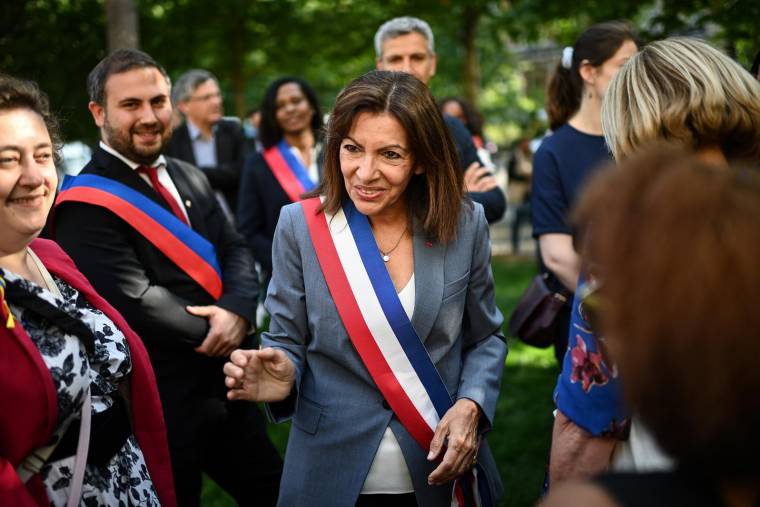 La maire de Paris Anne Hidalgo le 10 mai 2022, dans la capitale. ( AFP / Christophe ARCHAMBAULT )