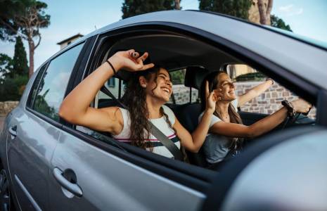 Les jeunes fraîchement diplômés du permis de conduire peuvent avoir recours à des astuces pour réduire les coûts de leur assurance automobile. ( crédit photo : Shutterstock )