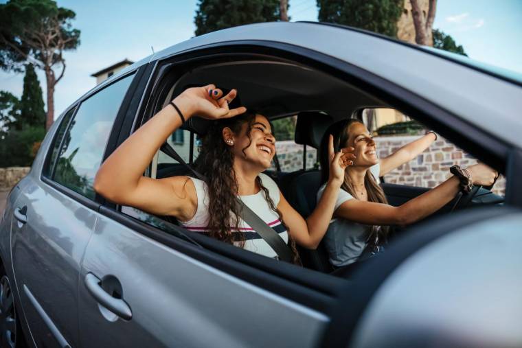 Les jeunes fraîchement diplômés du permis de conduire peuvent avoir recours à des astuces pour réduire les coûts de leur assurance automobile. ( crédit photo : Shutterstock )