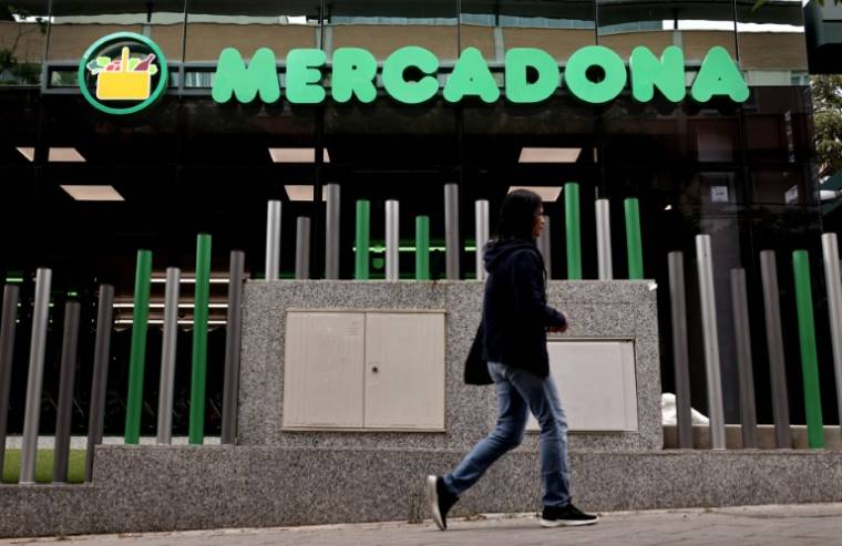 Une femme passe devant un supermarché Mercadona à Madrid, en Espagne, le 25 mai 2023 ( AFP / Thomas COEX )