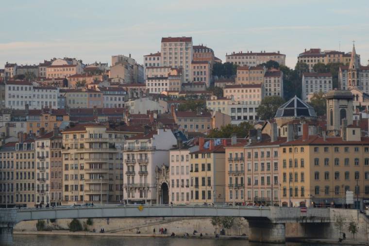 Lyon a décidé de durcir la fiscalité sur les résidences secondaires pour lutter contre la pénurie de logements (illustration). (Ben Kerckx / Pixabay)