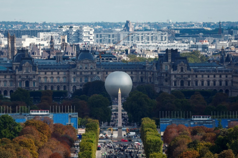 Vue générale de l'obélisque sur la place de la Concorde, de la vasque olympique aux Tuileries et du musée du Louvre, à Paris le 14 septembre 2024 ( POOL / Gonzalo Fuentes )