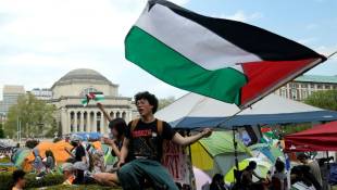 Des étudiants pro-palestiniens sur le campus de l'université Columbia, qu'ils refusent de quitter, le 29 avril 2024 à New York ( AFP / TIMOTHY A. CLARY )