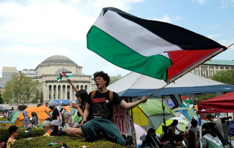 Des manifestants agitent des drapeaux palestiniens à l'université Columbia, à New York (est des Etats-Unis), le 30 avril 2024 ( AFP / TIMOTHY A. CLARY )