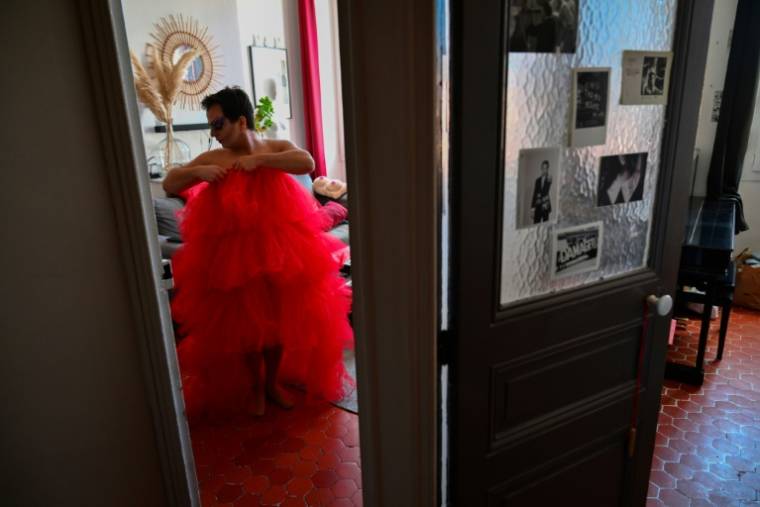 Martin Namias enfile les habits de "Miss Martini" dans son appartement à Marseille, le 3 mai 2024 ( AFP / Christophe SIMON )