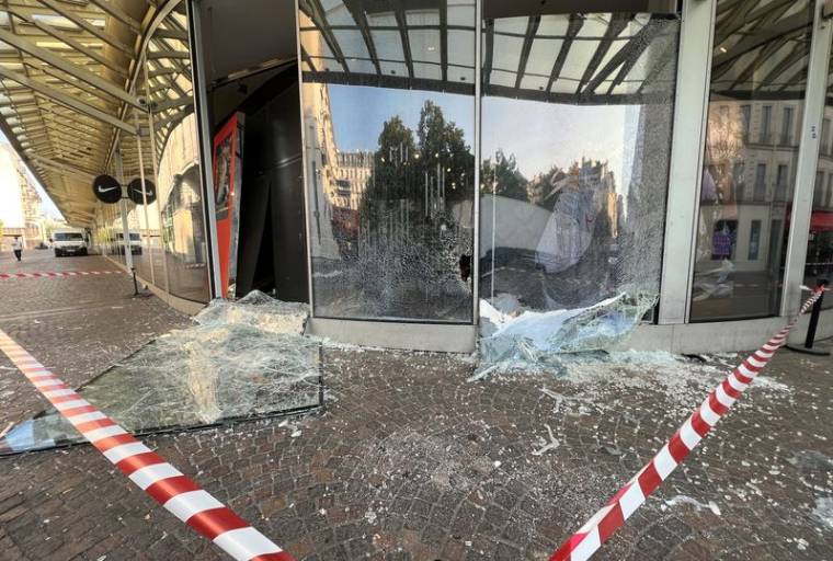 Un magasin Nike vandalisé lors d'une nuit d'affrontements au centre commercial Westfield Forum des Halles à Paris, en France