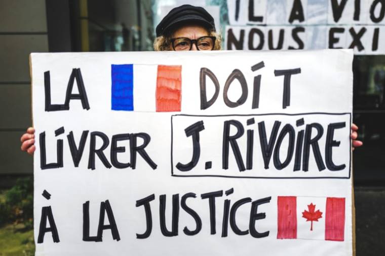 Une manifestante lors d'un rassemblement pour demander l'extradition du père Rivoire, à Lyon, en France, le 16 janvier 2023 ( AFP / OLIVIER CHASSIGNOLE )