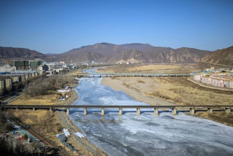 La ville chinoise de Tumen (g) et la ville nord-coréenne de Namyang, séparées par la rivière Tumen, dans la province de Jilin, au nord-est de la Chine, le 26 février 2024 ( AFP / Pedro PARDO )