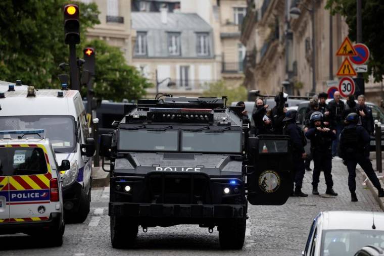 La police et la BRI sécurisent la zone proche du consulat iranien à Paris où un homme menace de se faire exploser