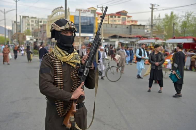 Un membre armé du personnel de sécurité en patrouille à Kaboul, lors de l'Aïd el-Fitr, le 10 avril 2024 ( AFP / Ahmad SAHEL ARMAN )