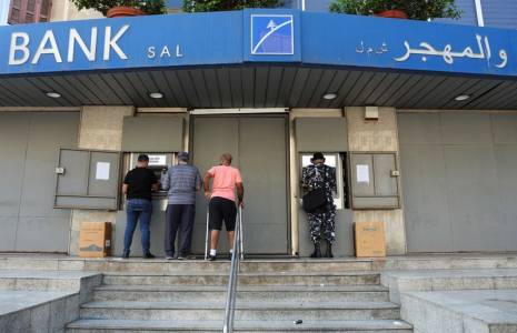 Les gens utilisent des distributeurs automatiques de billets à Beirut