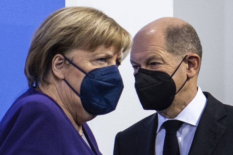 Angela Merkel et Olaf Scholz, le 2 décembre 2021, à Berlin ( POOL / John MACDOUGALL )