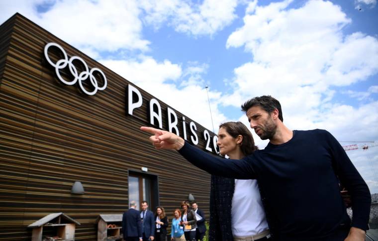 Tony Estanguet, président du Comité d'Organisation des Jeux Olympiques et Paralympiques de Paris 2024, et la ministre des Sports, Amélie Oudéa-Castéra. ( AFP / FRANCK FIFE )