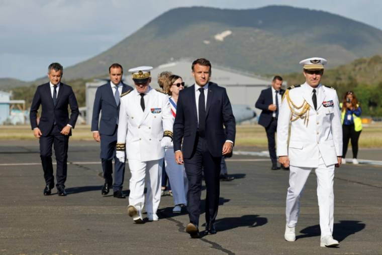 Le président Emmanuel Macron accompagné par le Haut commissaire de la République Louis Le Franc, à son arrivée à l'aéroport de Nouméa, le 23 mai 2024 en Nouvelle-Calédonie ( POOL / Ludovic MARIN )