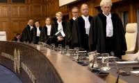La présidente de la cour Joan Donoghue (au centre) et les juges honoraires se mettent en place pour entendre l'Afrique du Sud présenter ses arguments contre Israël devant la Cour internationale de justice à La Haye (Pays-Bas), le 16 mai 2024 ( AFP / Nick Gammon )