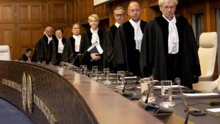 La présidente de la cour Joan Donoghue (au centre) et les juges honoraires se mettent en place pour entendre l'Afrique du Sud présenter ses arguments contre Israël devant la Cour internationale de justice à La Haye (Pays-Bas), le 16 mai 2024 ( AFP / Nick Gammon )
