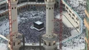 Timelapse des pèlerins faisant le tour de la Kaaba le premier jour de l'Aïd al Adha