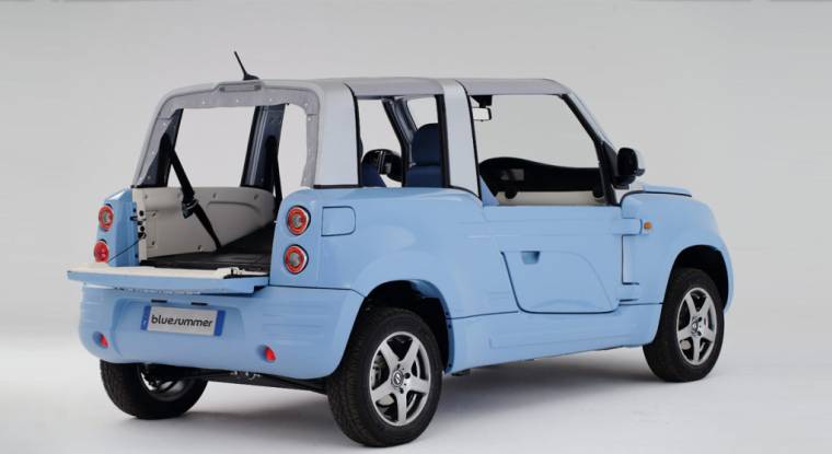 La Bluesummer, cabriolet électrique de 4 places conçu par Bolloré, sera fabriqué par Peugeot. (©Peugeot)