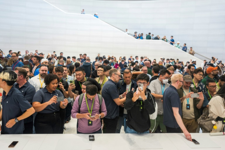 Des personnes découvrent les modèles de l'iPhone 16 d'Apple présentés à Cupertino, Californie, le 9 septembre 2024 ( AFP / Nic Coury )