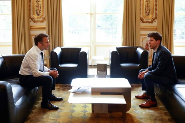 Sam Altman (d), patron d'OpenAI et créateur de ChatGPT, lors d'une rencontre avec le président français Emmanuel Macron à l'Elysée, le 23 mai 2023 à Paris ( POOL / Yoan VALAT )