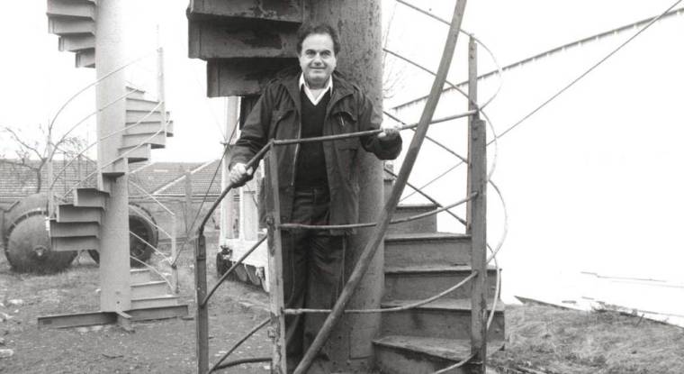 Guy Béart sur l'escalier de la Tour Eiffel acquis en 1983.. (DR)