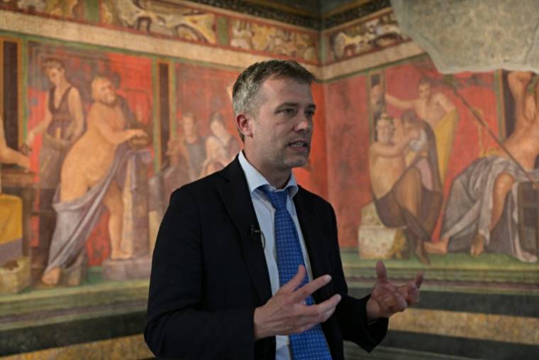 Le directeur du site de Pompéi, Gabriel Zuchtriegel, devant les fresques murales de la Villa des Mystères, le 15 avril 2024 ( AFP / Andreas SOLARO )