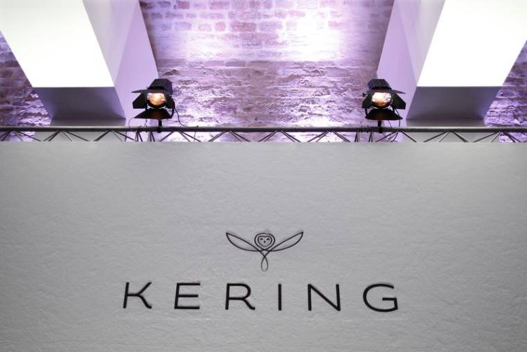 Le logo Kering lors d'une présentation du groupe, à Paris