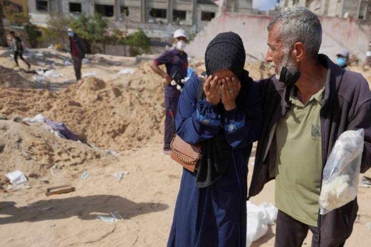 Une femme palestinienne en pleurs après la découverte de corps entérrés dans la cour d'un hôpital de Gaza, le 21 avril 2024 ( AFP / - )