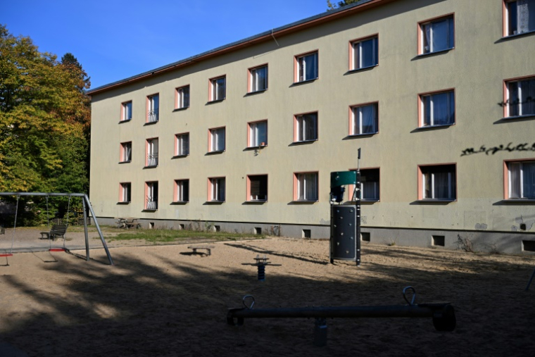 Un bâtiment résidentiel des années 1950 utilisé comme logement temporaire pour les réfugiés de Syrie, d'Afghanistan et d'autres pays sur le site de l'ancien camp d'accueil d'urgence pour les réfugiés et les réinstallés de la RDA, le 16 octobre 2024 à Marienfelde, dans la banlieue de Berlin ( AFP / Ralf Hirschberger )