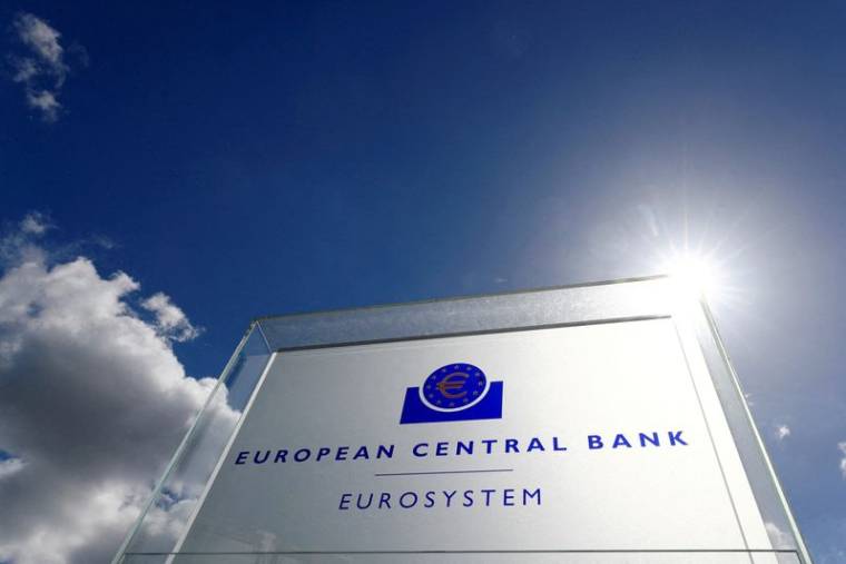 Le logo de la Banque centrale européenne (BCE) est représenté à l'extérieur de son siège à Francfort
