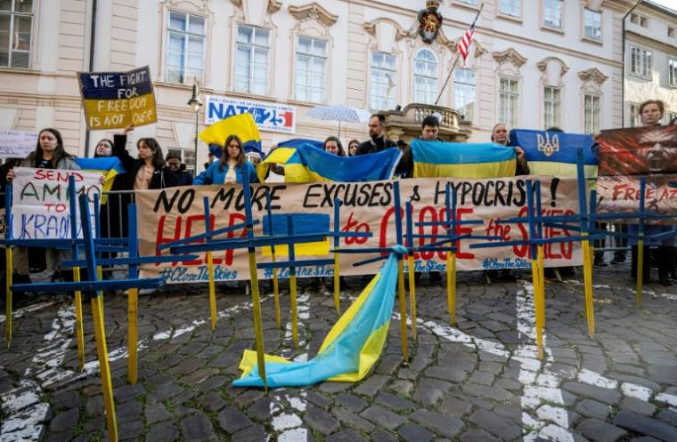 Manifestation pour exiger davantage d'aide à l'Ukraine devant l'ambassade des États-Unis à Prague, le 17 avril 2024 en République tchèque ( AFP / Michal Cizek )