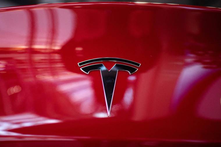 Avec le bonus écologique du gouvernement, la "Model 3" de Tesla repasse sous la barre des 40.000€ ( AFP / NICOLAS ASFOURI )