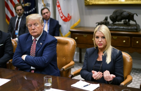 Le président américain Donald Trump et la procureure générale de Floride, Pam Bondi, lors d'une réunion à la Maison Blanche, à Washington, le 22 février 2018 ( AFP / MANDEL NGAN )