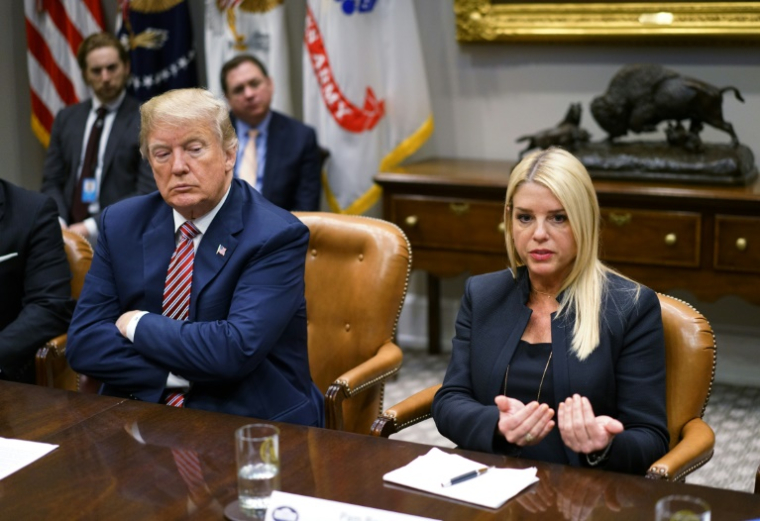 Le président américain Donald Trump et la procureure générale de Floride, Pam Bondi, lors d'une réunion à la Maison Blanche, à Washington, le 22 février 2018 ( AFP / MANDEL NGAN )