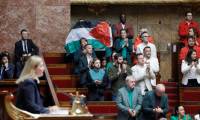 La députée LFI Rachel Keke brandit un drapeau palestinien dans l'hémicycle de l'Assemblée nationale le 4 juin 2024 à Paris  ( AFP / GEOFFROY VAN DER HASSELT )