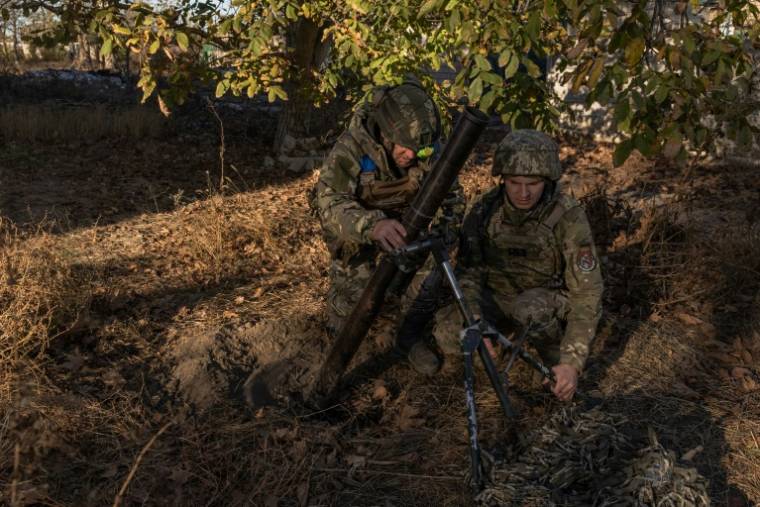 Des soldats ukrainiens se préparent à tirer au mortier sur des positions russes, dans la région de Kherson, le 6 novembre 2023 ( AFP / Roman PILIPEY )