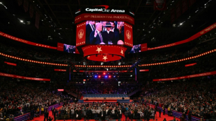 Des supporters de Donald Trump assistent dans la Capitol One Arena à la cérémonie d'investiture du 47e président des Etats-Unis, le 20 janvier 2025 à Washington ( AFP / ANGELA WEISS )