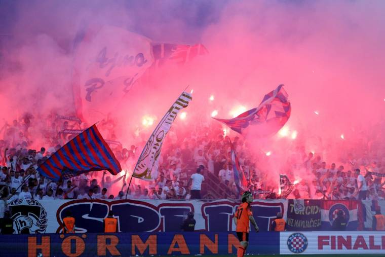 Les ultras du Hajduk Split coursent les joueurs du Dinamo Zagreb après le derby croate