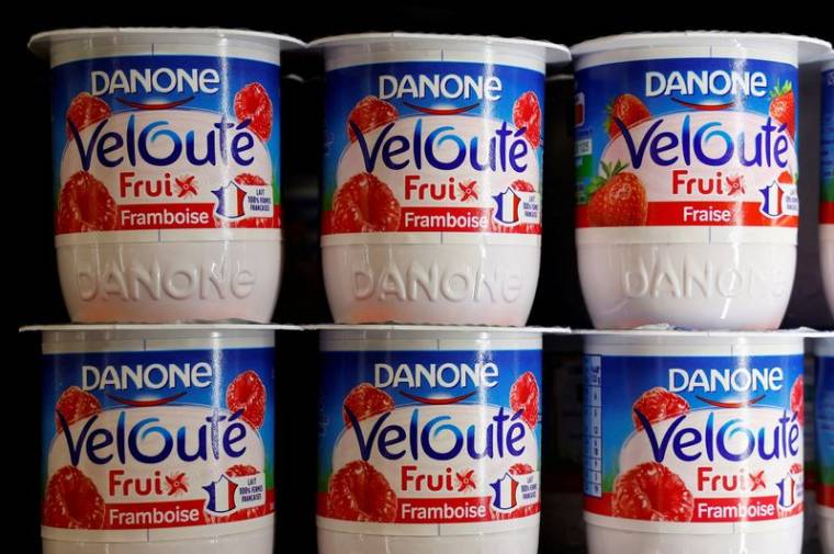 Produits laitiers du groupe alimentaire français Danone dans un supermarché à Nice