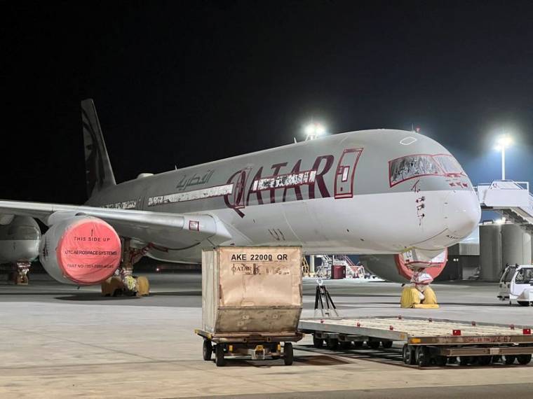 Une vue montre l'Airbus A350 de Qatar Airways garé à l'extérieur du hangar de maintenance de Qatar Airways à Doha