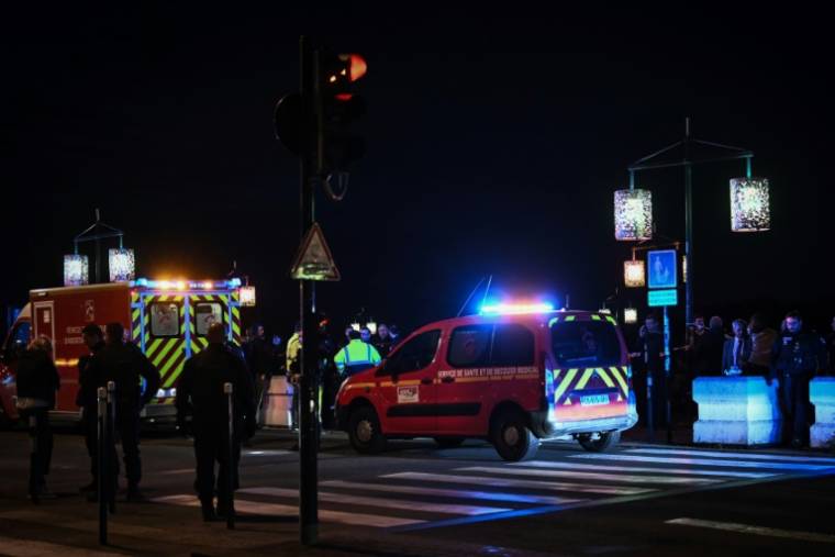 Des policiers et des équipes de secours sur les lieux d'une agression au couteau, le 9 avril 2024 à Bordeaux, en Gironde ( AFP / Philippe Lopez )