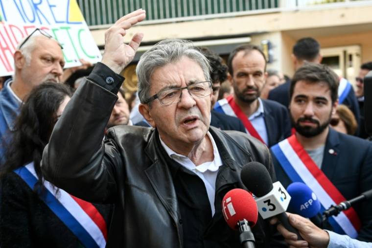 L'ancien leader de "La France Insoumise" Jean-Luc Mélenchon à Saint-Brevin-les-Pins en Loire-Atlantique, le 24 mai 2023talks to journalists before a march in support of former Mayor of Saint-Brevin Yannick Morez, who resigned after being targeted over plans concerning an asylum-seekers' centre, in Saint-Brevin-les-Pins, western France, on May 24, 2023. Some 2000 people took part in a march in support of the former mayor of Saint-Brevin, who resigned after being targeted by the far right since the end of 2021, following the officialisation of plans to move an asylum-seekers' centre that had existed in the town since 2016 near a school. His resignation came after he faced death threats and an arson attack on his home. ( AFP / Sebastien SALOM-GOMIS )