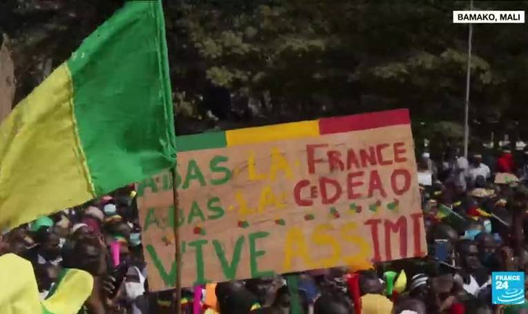 "Nous sommes contre la politique française au Mali" : la montée du sentiment anti-français à Bamako