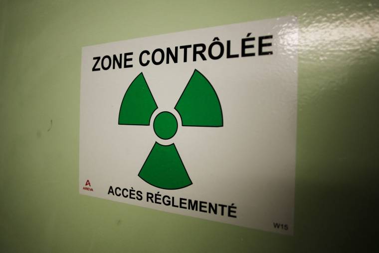 L'accès à une zone contrôlee dans la centrale nucléaire de La Hague, en 2018. ( AFP / CHARLY TRIBALLEAU )