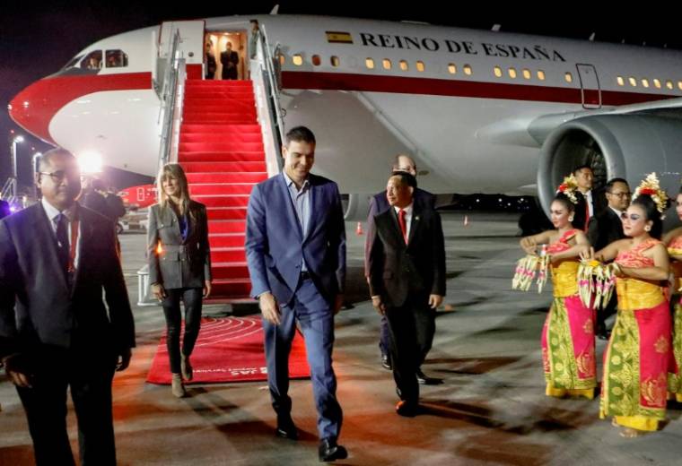 Le Premier ministre espagnol Pedro Sanchez et son épouse Begoña Gomez arrivent à Bali, en Indonésie, pour un sommet du G20 le 14 novembre 2022 ( AFP / AJENG DINAR ULFIANA )