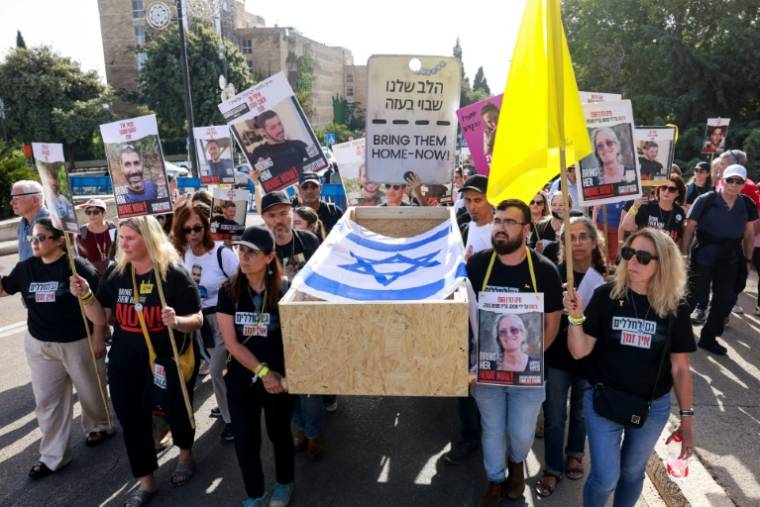 Des proches d'otages retenus à Gaza portent un cercueil vide lors d'une commémoration près du Parlement israélien à Jérusalem, le 9 mai 2024 ( AFP / Menahem Kahana )
