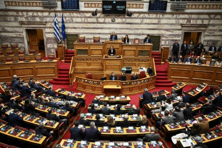 La présidente du Parlement européen Roberta Metsola (C) prononce un discours au Parlement grec à Athènes, le 20 février 2024 ( AFP / Angelos TZORTZINIS )
