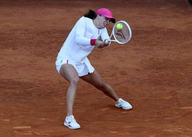 Après un combat homérique et trois balles de match sauvées, Iga Swiatek bat Aryna Sabalenka en finale du WTA 1000 de Madrid
