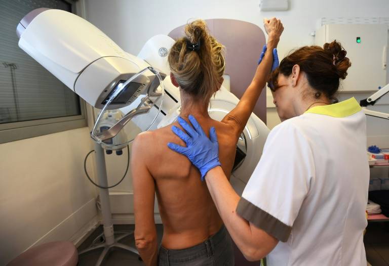 Une patiente avant une mammographie, à l'Institut Paoli-Calmette, centre régional de lutte contre le cancer, à Marseille, en France, le 9 octobre 2017 ( AFP / ANNE-CHRISTINE POUJOULAT )