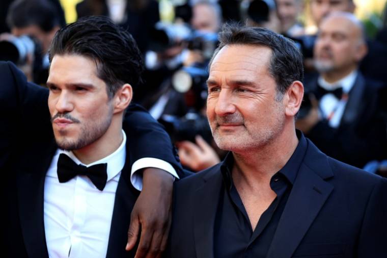 L'acteur François Civil, à gauche, et le réalisateur Gilles Lellouche, à droite, au festival de Cannes, dans les Alpes-Maritimes, le 23 mai 2024 ( AFP / Valery HACHE )